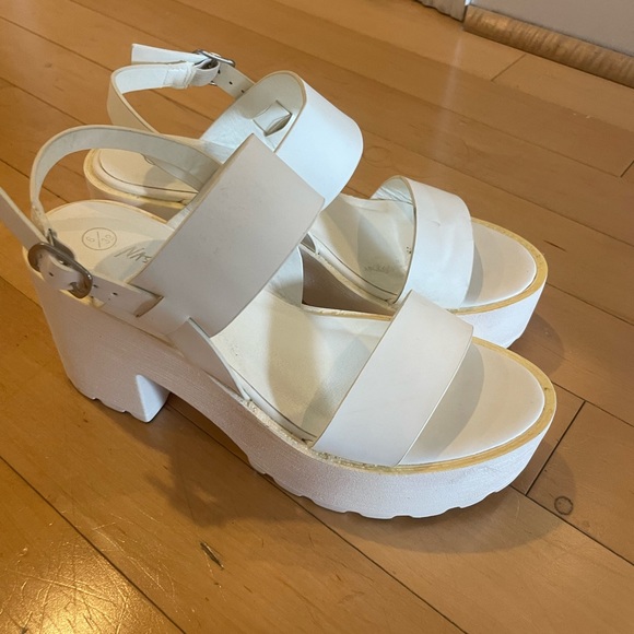 Nasty Gal Faux Leather Cleated Chunky White Sandals - Picture 5 of 9